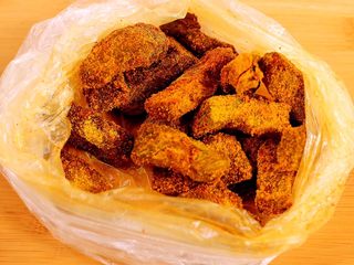 16、电饭煲牛肉干,牛肉条夹出放入保鲜袋里加入咖喱粉摇晃牛肉均匀裹上咖喱粉即可