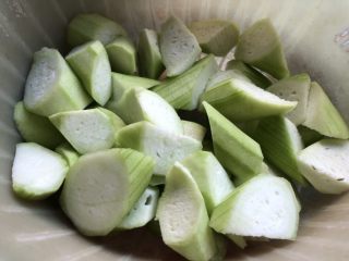 1、低脂晚餐之农家丝瓜煲,丝瓜去皮，切滚刀块。