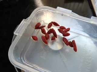 5、低脂晚餐之农家丝瓜煲,枸杞洗净。