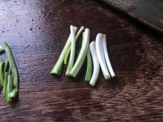 6、低脂晚餐之农家丝瓜煲,小葱切出葱白。