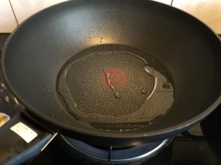 7、低脂晚餐之农家丝瓜煲,热锅凉油。