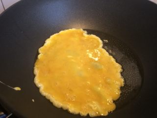 8、低脂晚餐之农家丝瓜煲,下鸭蛋。转动锅子，待鸭蛋凝固后盛出。锅内留下的油可以炒后续步骤里的料。