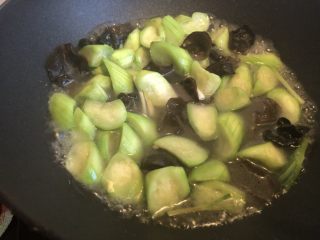 11、低脂晚餐之农家丝瓜煲,放入其余的盐和糖，加水至食材一半高度。加盖煮开。