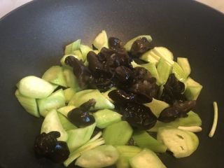 10、低脂晚餐之农家丝瓜煲,下木耳翻炒。这一步小心溅油。