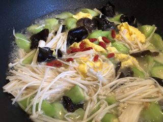 13、低脂晚餐之农家丝瓜煲,撒上枸杞。