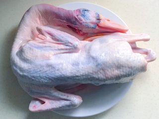 1、绝味蜜酱卤鸭,鸭子洗净备用