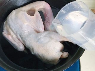 4、绝味蜜酱卤鸭,倒入清水，水位以淹没过鸭子为准