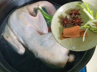 5、绝味蜜酱卤鸭,把葱打成结，和桂皮八角一切放入锅中