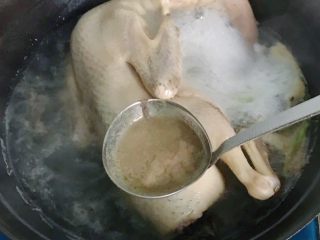 6、绝味蜜酱卤鸭,大火烧开，用勺子撇去上面的浮沫