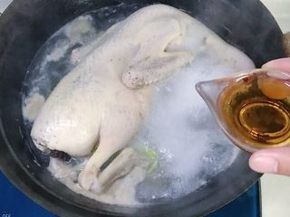 7、绝味蜜酱卤鸭,倒入料酒