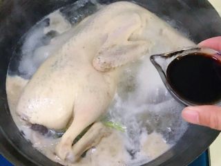 8、绝味蜜酱卤鸭,倒入生抽