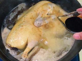 9、绝味蜜酱卤鸭,倒入老抽