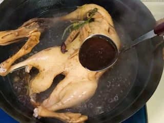 12、绝味蜜酱卤鸭,中途开盖，看看鸭子的生熟程度和水位的多少，并需要经常翻面，以免粘锅