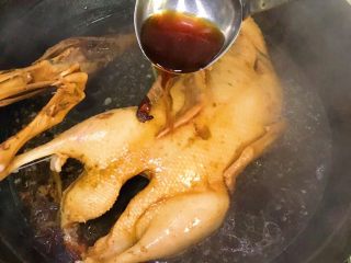 13、绝味蜜酱卤鸭,煮得差不多了，把汤汁不停地淋在鸭子身上