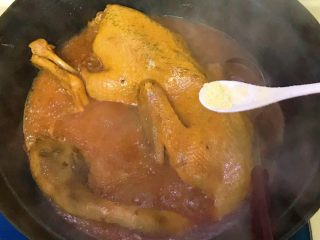 15、绝味蜜酱卤鸭,加入鸡精，继续煮，继续淋汤汁，直至汤汁变得浓稠，鸭子全身上色