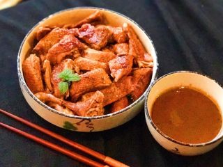 17、绝味蜜酱卤鸭,切开装盘，美美地享用吧……