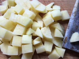 2、土豆五花肉焖饭,土豆去皮切丁