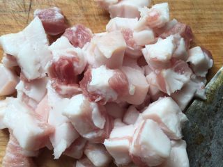 3、土豆五花肉焖饭,五花肉切丁