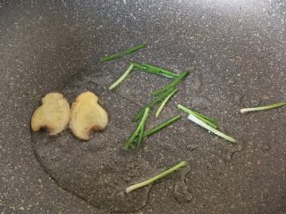 5、土豆五花肉焖饭,姜和葱放油中爆香,捞出