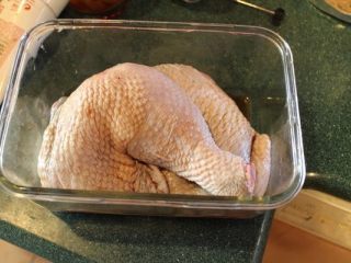 1、山东烧鸡,鸡腿洗净拭干，以酱油1大匙、绍兴酒1大匙抹匀鸡腿，腌渍20-30分钟，让鸡腿上色。