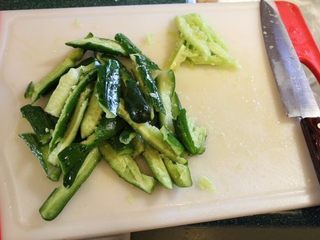2、山东烧鸡,小黄瓜拍松去籽切段，用少许盐腌一下。去籽除了口感好，也较不易出水。