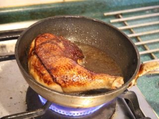 3、山东烧鸡,起油锅，热油后，鸡皮面朝下放入用油煎炸2分，翻面再炸2分后取出。这只是炸上色，并不需要将鸡肉炸熟。