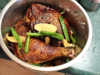 4、山东烧鸡,将炸好的鸡腿放入腌料：姜、葱、花椒、八角、绍兴酒、酱油