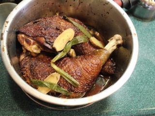 5、山东烧鸡,蒸好，将鸡腿取出放凉，汤汁留着备用。