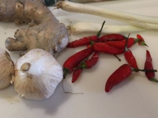 6、山东烧鸡,葱切末、姜切末、蒜头拍碎切末、辣椒切碎，备用。