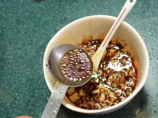 7、山东烧鸡,将黑醋、白醋、糖、酱油、香油、辣椒、青葱、姜、蒜头、花椒粉、辣­油、以及蒸好的鸡汁，调和成淋料。