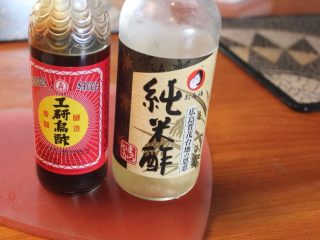 8、山东烧鸡,黑醋香醇但不够酸，加白醋是为了增加酸味。这道酱汁要酸、香、麻、辣都到位才够劲，所以不怕酸辣的，可斟酌多放一些。