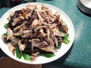 9、山东烧鸡,鸡腿待凉之后撕成条状鸡丝。小黄瓜过水洗去盐分后铺底，放上鸡丝。