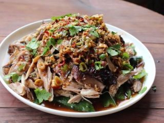 10、山东烧鸡,淋上调味料，洒上一些香菜即完成「山东烧鸡」。