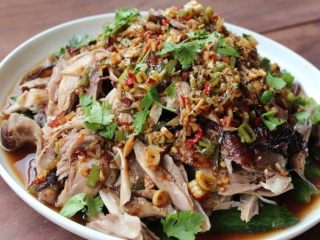 11、山东烧鸡,鸡丝熟烂，酱汁酸香醇辣，唇齿留味，让人一口接一口难以自拔。铺底小黄瓜，爽脆带着酱汁香味，中和鸡肉在口腔的刺激，让风味和口欲更能持续。