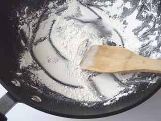 2、蔓越莓乳酪冰皮月饼,另取份量外的糯米粉炒熟待用