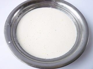 5、蔓越莓乳酪冰皮月饼,取一碟子，抹点茶油，倒入粉浆 