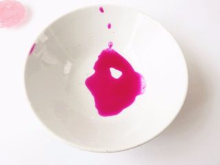 8、蔓越莓乳酪冰皮月饼,火龙果取汁