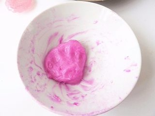 9、蔓越莓乳酪冰皮月饼,火龙果汁拌入2匙左右的粉团揉成粉红色 