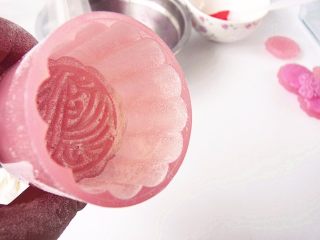 10、蔓越莓乳酪冰皮月饼,模具洒入熟糯米粉