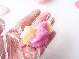 11、蔓越莓乳酪冰皮月饼,白面团混入小许红色面团，合共45克 