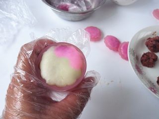 13、蔓越莓乳酪冰皮月饼,塞入模具里，按结实 