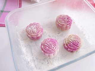 14、蔓越莓乳酪冰皮月饼,脱模，放入冰箱冷藏1小时左右