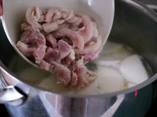 5、香肠土豆焖饭,9.煮饭的时候再来做个汤，这样吃米饭的时候不会咽着。我做的是白萝卜肘子黄豆薏米汤。