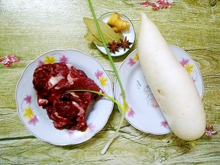 1、萝卜炖牛腩,准备好食材