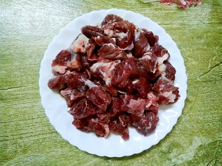 2、萝卜炖牛腩,牛腩洗净，切稍微大点的块，煮熟了会变小