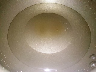 3、萝卜炖牛腩,放入半锅水烧开