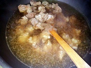 4、萝卜炖牛腩,水开后，放入牛腩焯水