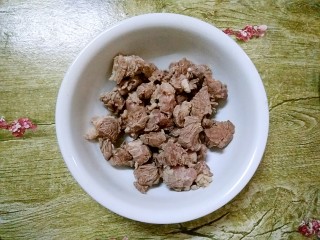 5、萝卜炖牛腩,牛腩焯水后，捞起来，用水冲洗干净，沥干水分