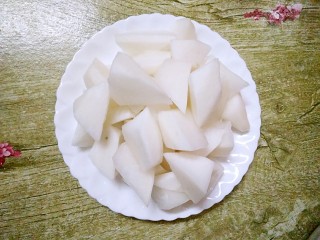 6、萝卜炖牛腩,白萝卜洗净，去皮，切成滚刀块