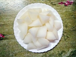 8、萝卜炖牛腩,白萝卜捞起来，沥干水分